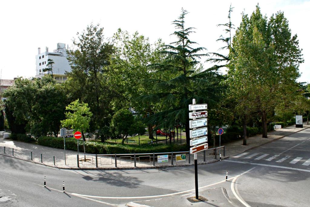 um sinal de rua no lado de uma estrada em Sintra - Casa da Portela em Sintra
