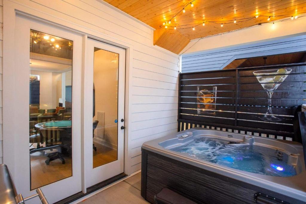 a jacuzziificialificialificialificialificialificialificialificialificial ialificialificialificialificialificialificialificialificialificialificialificialificialificialificialificialificialificialificialificialificialificialificialificialificialificialificialificialificialificialificialificialificialificialificialificialificialificialificialificialificialificialificialificialificialificialificialificialificialificialificialificialificial. in der Unterkunft Rooftop Deck Hot Tub Fire pit Sleeps 10 in Nashville