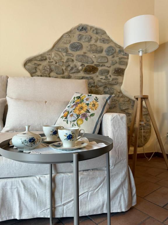 a table with two tea cups on it next to a couch at Casa Teresina in Mercatale