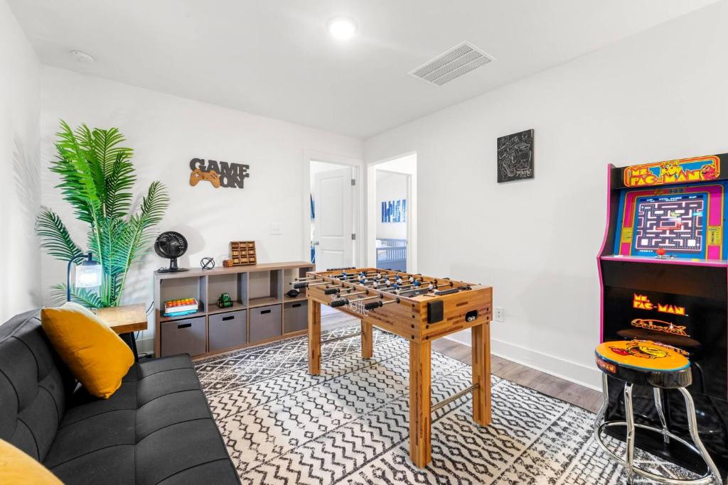 een woonkamer met een tafel en een videospel bij Modern Townhome in Auburn in Auburn