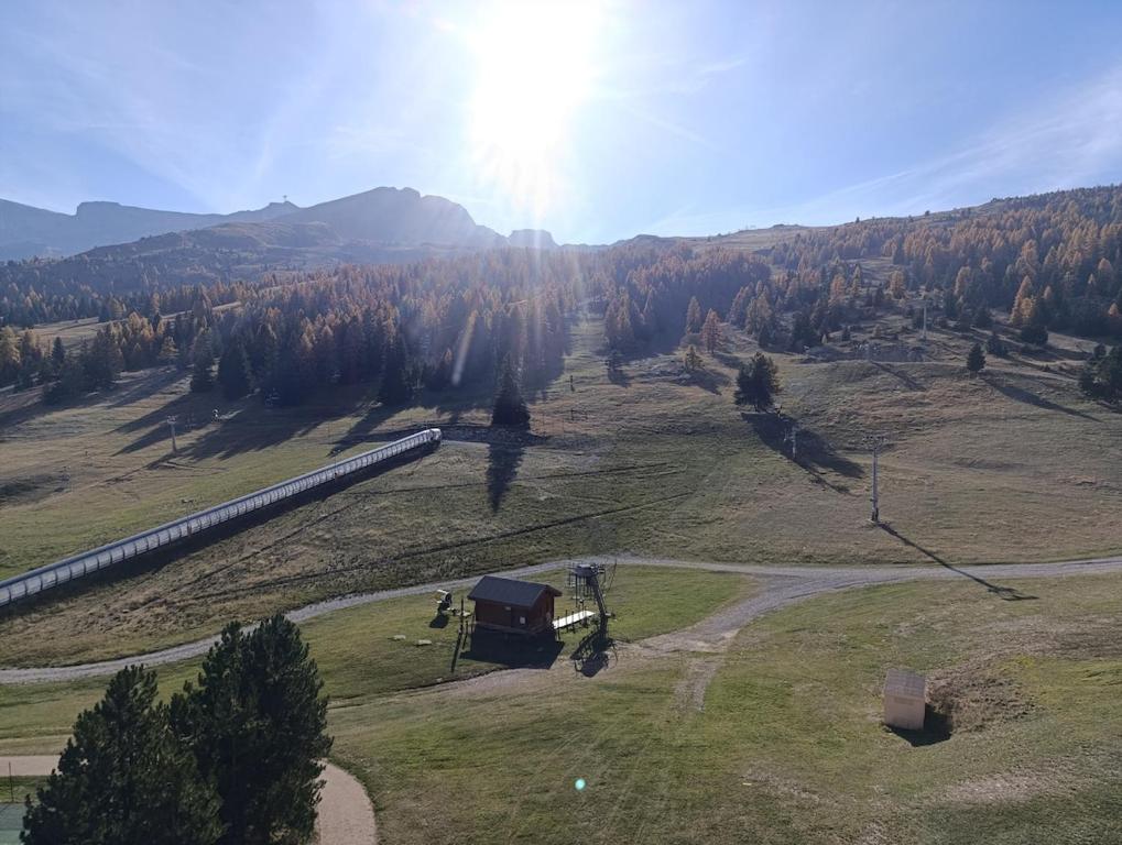 une vue aérienne d’un train dans un champ dans l'établissement Appartement avec vue aux pieds des pistes, à Saint-Étienne-en-Dévoluy