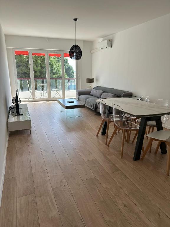un salon avec un canapé et une table dans l'établissement 2 Bedroom Ocean view Apartment, à Nice