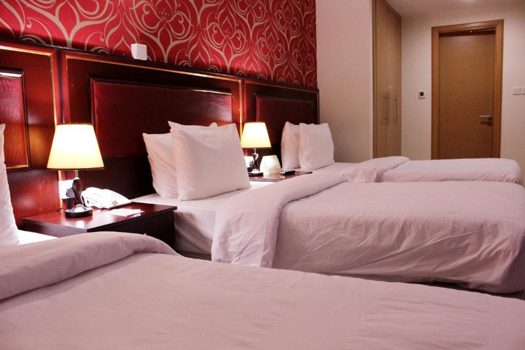 Postel nebo postele na pokoji v ubytování Montreal Naif Hotel