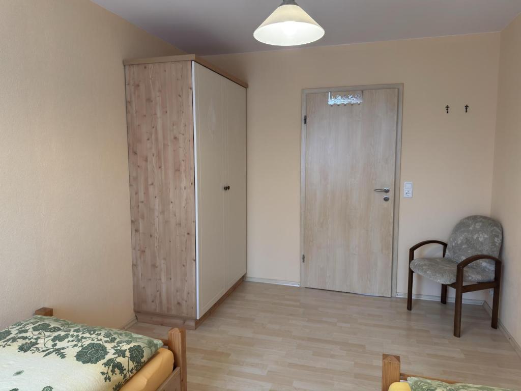Postel nebo postele na pokoji v ubytování Charmante Ferienwohnung mit Garten in Wiek