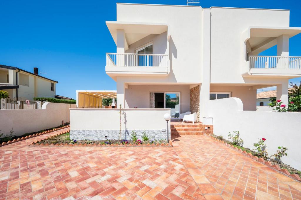 a villa with a view of a house at Villa Reitani San Lorenzo - SiciliaVacanza in San Lorenzo