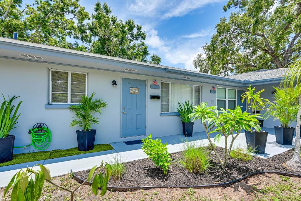 Vườn quanh Outdoor Entertainment! Central Clearwater Condo