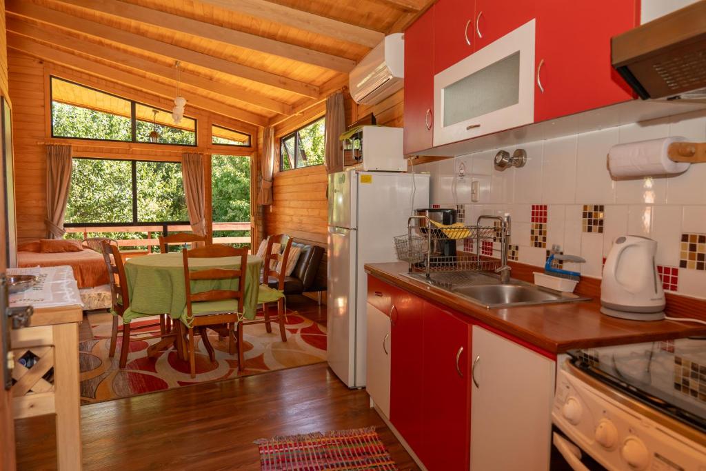 Kuchyň nebo kuchyňský kout v ubytování Cabañas Entre Verdes