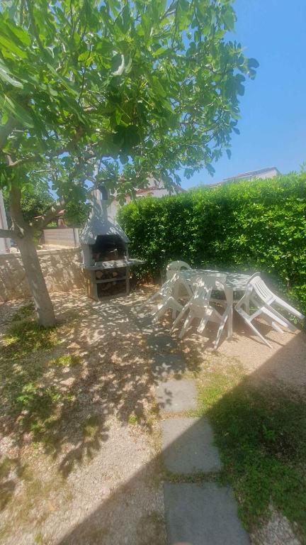 Vonkajšia záhrada v ubytovaní Apartment in Vir/Insel Vir 7492