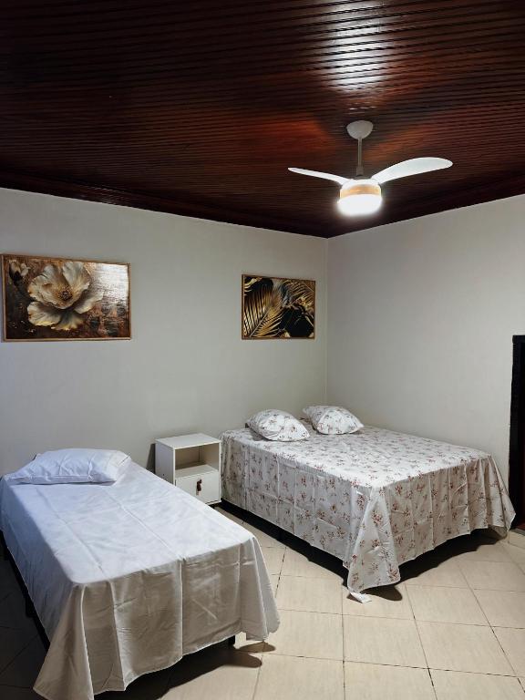 een slaapkamer met 2 bedden en een plafond bij cantinho da padroeira in Aparecida