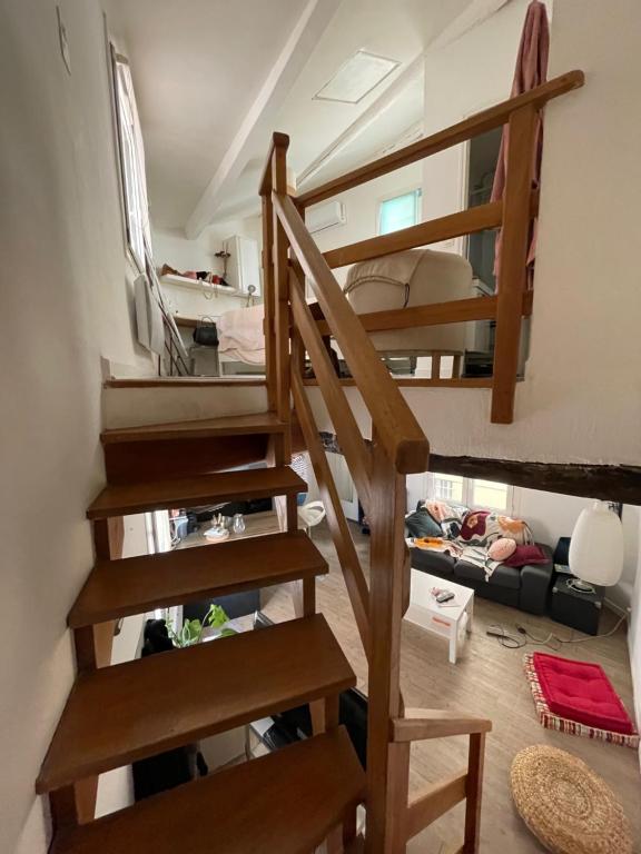 - un salon avec des escaliers menant à une mezzanine dans l'établissement Duplex calme avec clim, idéal pour flâner à Aix, à Aix-en-Provence