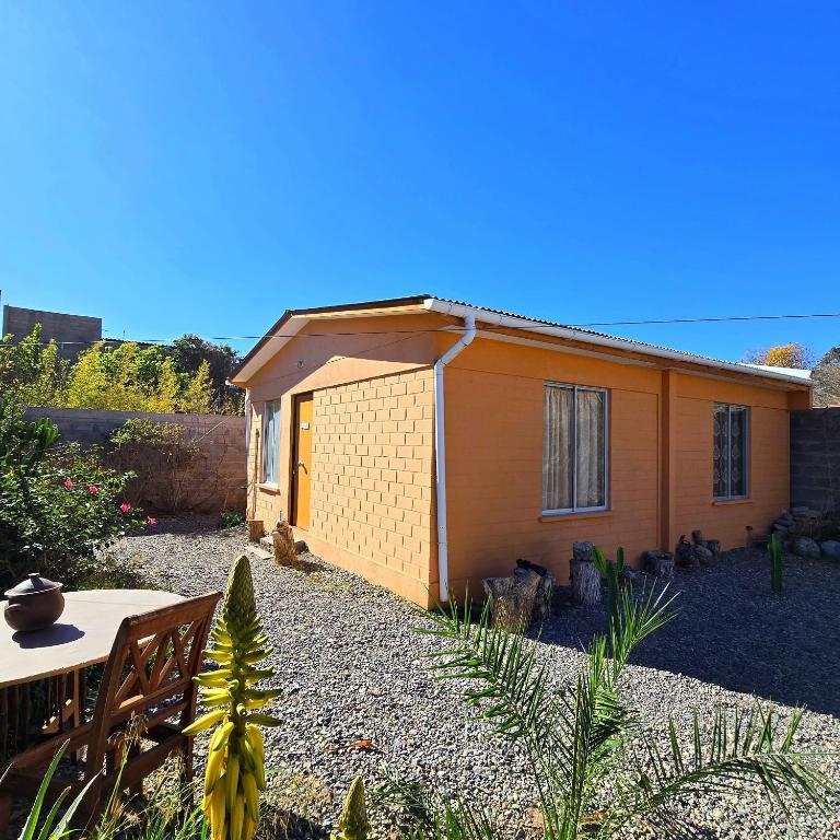 a small house in a yard with a table at Cabaña Vicuña in Vicuña