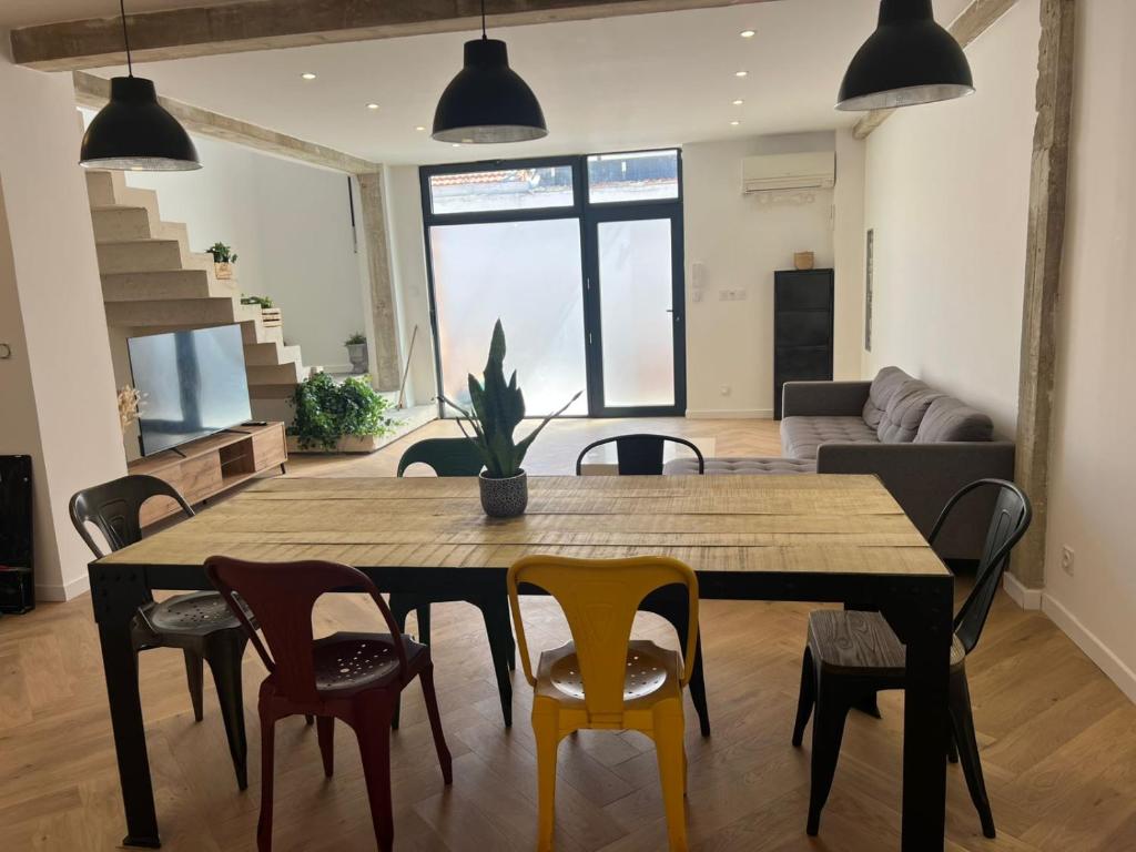 une salle à manger avec une table et des chaises en bois dans l'établissement Maison localisation idéale proche gare Saint Charles - Friche Belle de Mai et centre ville, à Marseille