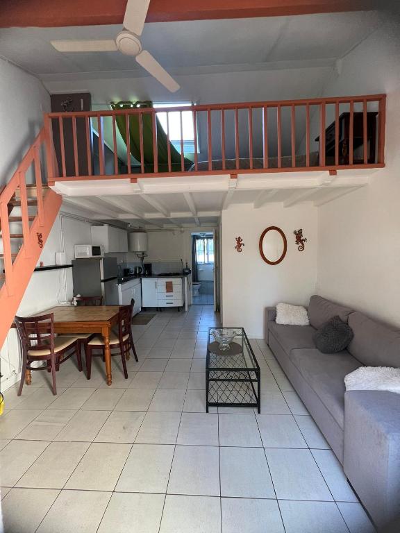 - un salon avec un escalier, un canapé et une table dans l'établissement Gite de vacance perigord, à Saint-Aubin-de-Nabirat