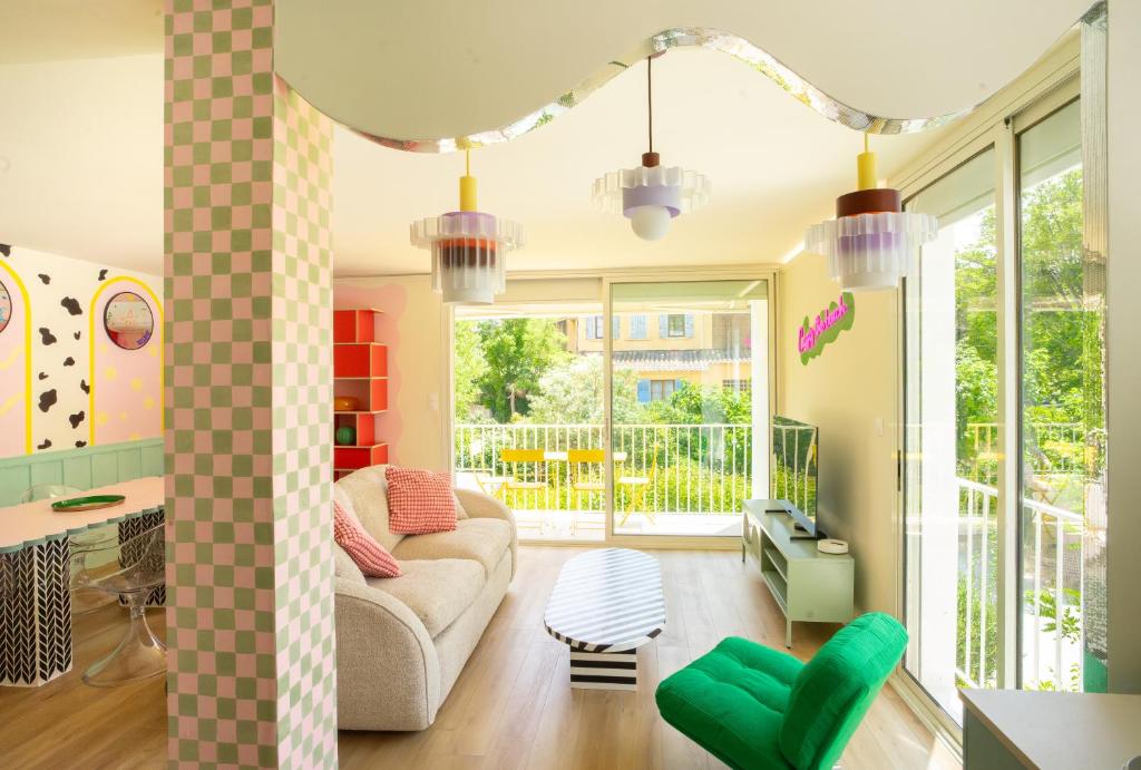 un salon avec un canapé et une table dans l'établissement L'Addict - 2 Chambres - Clim - Wifi, à Cassis