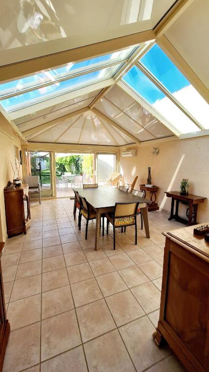 - une véranda avec une table et des chaises dans l'établissement Grande maison 4 chambres 5 lits Les Sables d'Olonne, à Les Sables-dʼOlonne