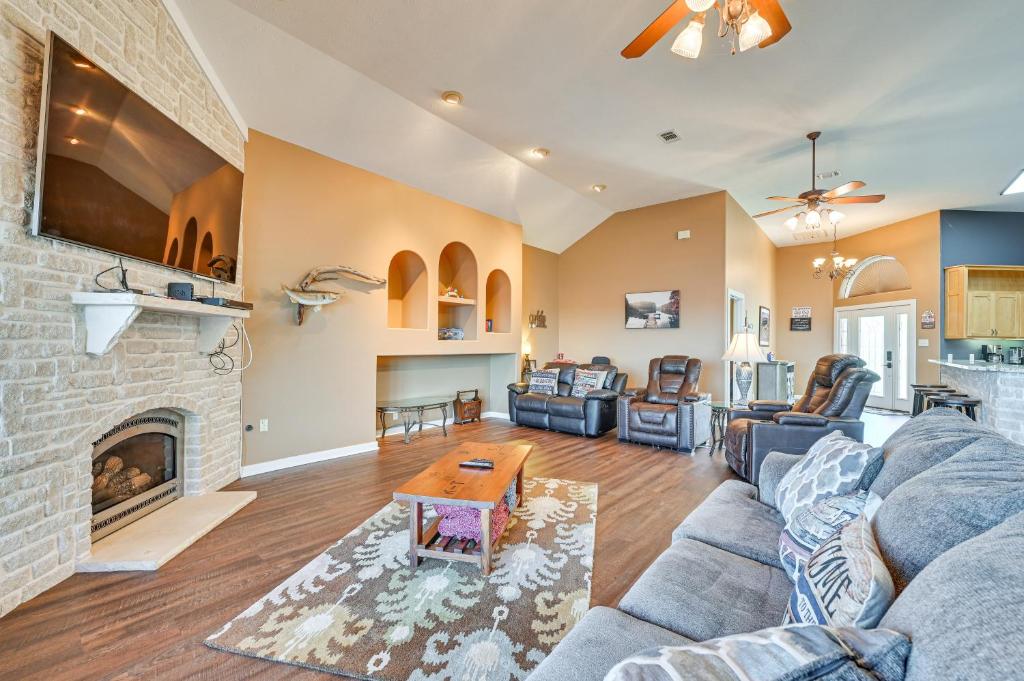 Posezení v ubytování Boat Dock and Hot Tub Waterfront Home in Milam!