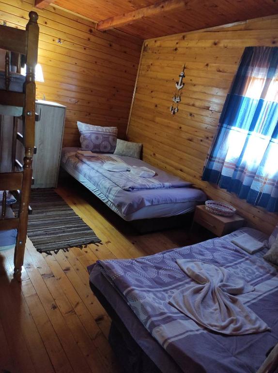 sypialnia z 2 łóżkami w drewnianym domku w obiekcie Vanilla House w Ulcinju