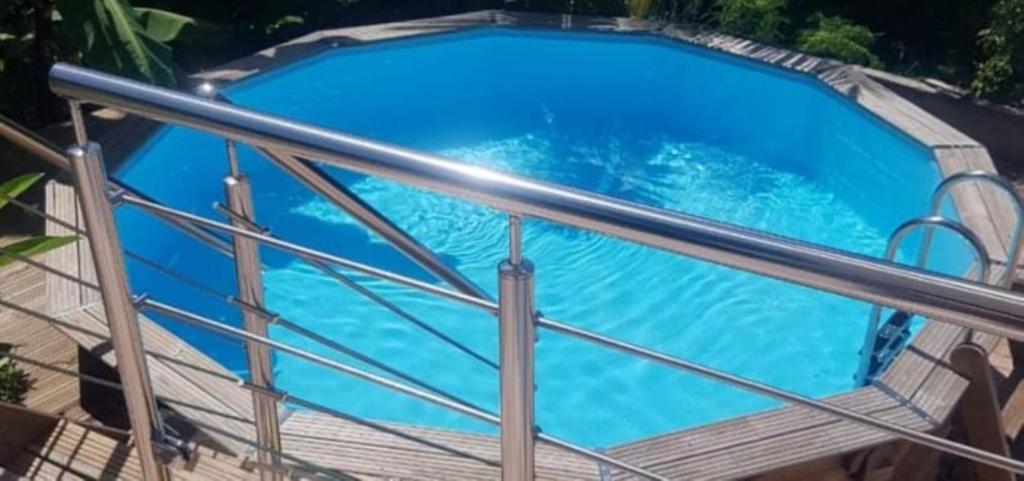 una piscina azul en un balcón en VILLAS Lush Eden, en Vieux-Habitants
