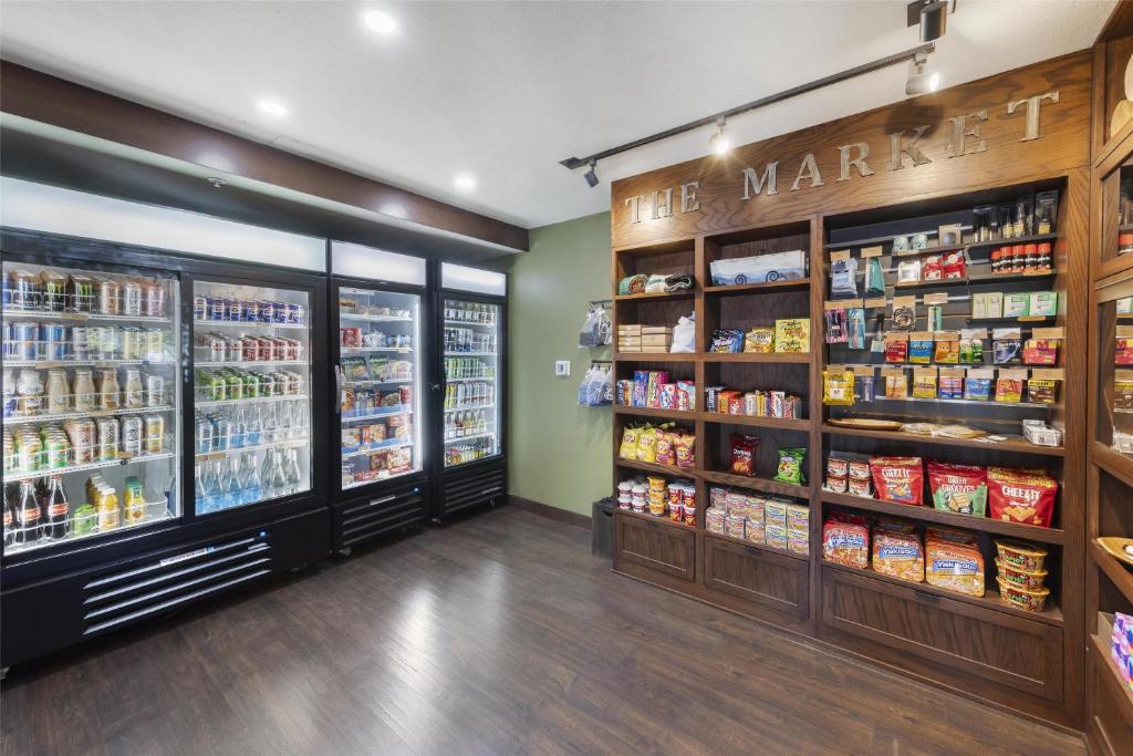 Supermarket nebo jiné obchody v  hotelu nebo okolí