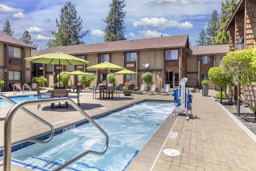Bazén v ubytování Best Western Plus Truckee-Tahoe Hotel nebo v jeho okolí