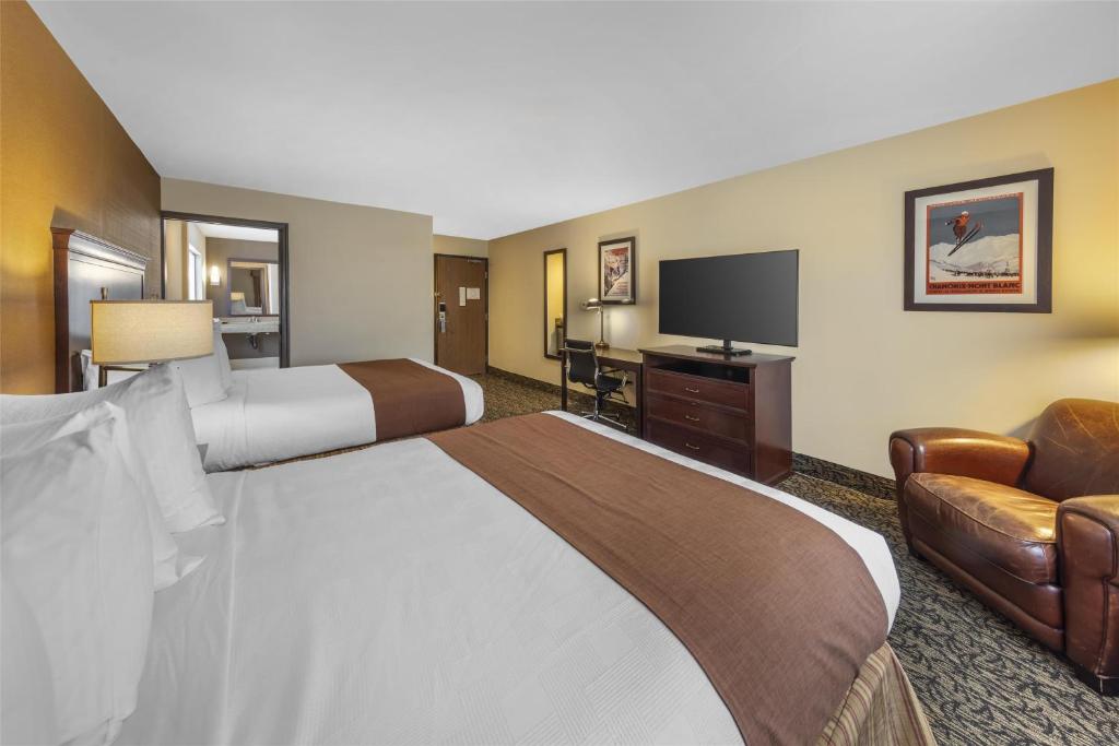 TV a/nebo společenská místnost v ubytování Best Western Plus Truckee-Tahoe Hotel