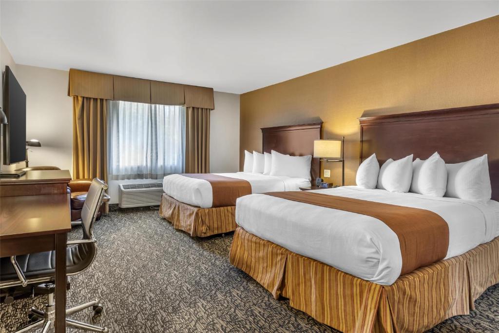 Postel nebo postele na pokoji v ubytování Best Western Plus Truckee-Tahoe Hotel