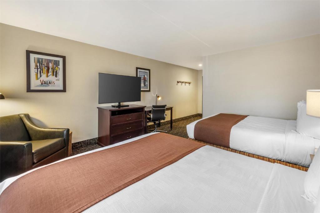 Postel nebo postele na pokoji v ubytování Best Western Plus Truckee-Tahoe Hotel