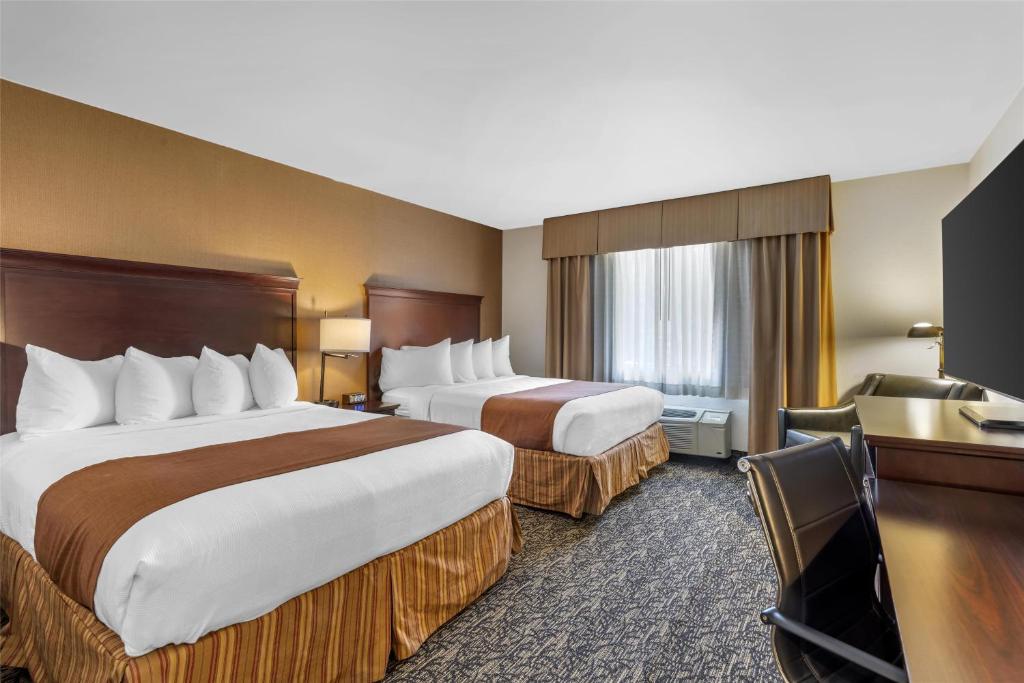 Postel nebo postele na pokoji v ubytování Best Western Plus Truckee-Tahoe Hotel