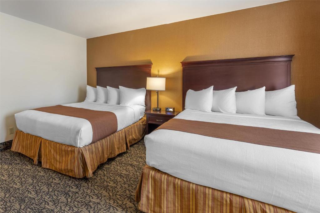 Postel nebo postele na pokoji v ubytování Best Western Plus Truckee-Tahoe Hotel