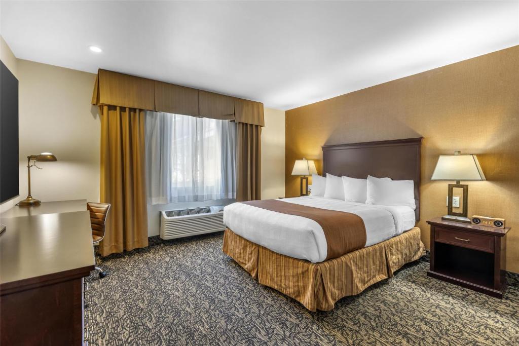 Postel nebo postele na pokoji v ubytování Best Western Plus Truckee-Tahoe Hotel