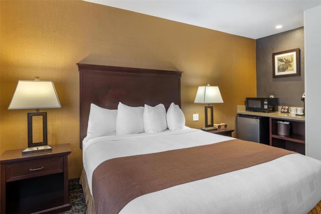 Postel nebo postele na pokoji v ubytování Best Western Plus Truckee-Tahoe Hotel
