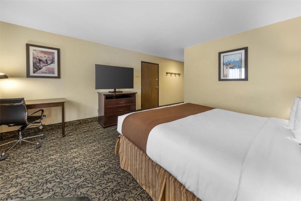 Postel nebo postele na pokoji v ubytování Best Western Plus Truckee-Tahoe Hotel