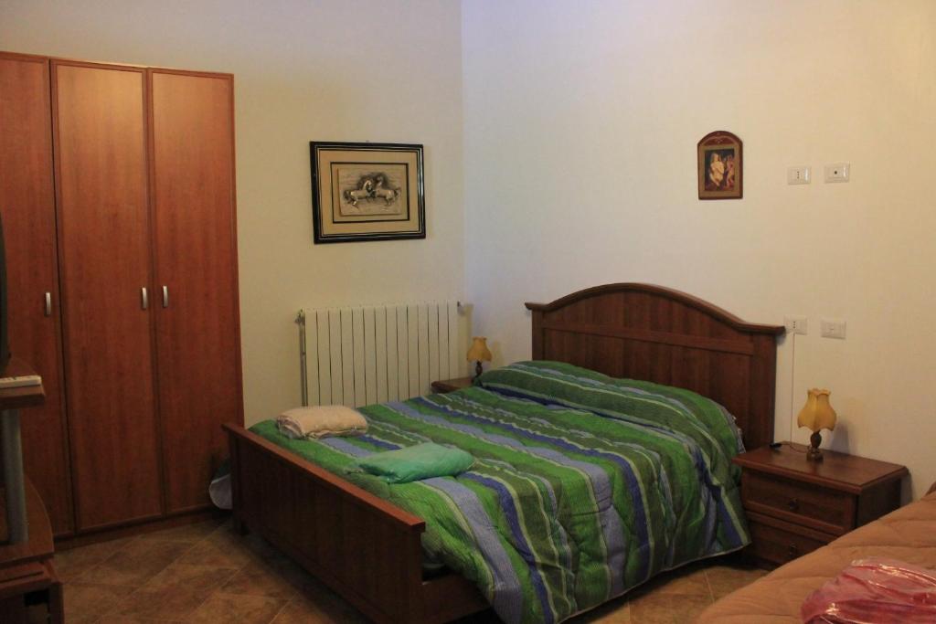 モーディカにあるL'antico Ulivo-- AGRITURISMO LE DUE PALMEのベッドルーム1室(ベッド1台、緑の毛布付)
