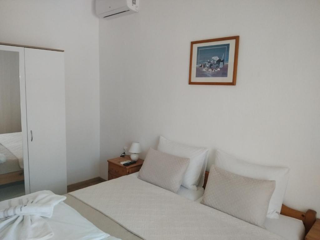 Postel nebo postele na pokoji v ubytování Gästehaus Edelweiss Olympiada Halkidikis