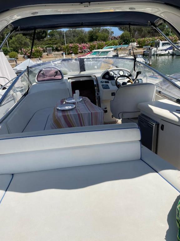 - une vue sur le siège arrière d'un bateau dans l'établissement HEBERGEMENT INSOLITE SUR UN BATEAU À QUAI, à La Londe-les-Maures