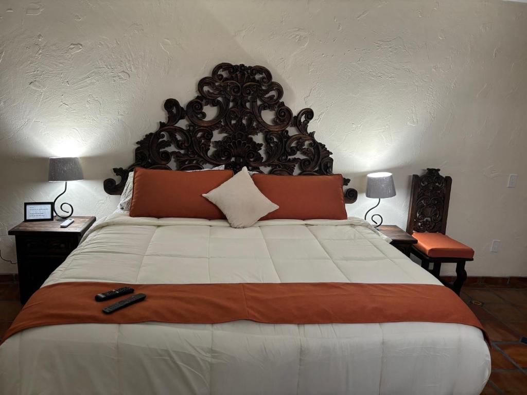 una camera da letto con un grande letto con una grande testiera di Estancia Colobri a Guadalajara