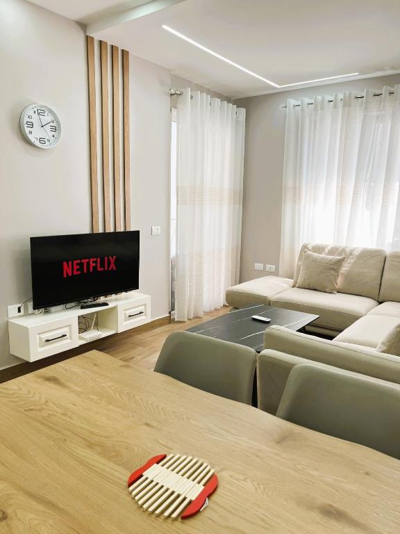 een woonkamer met een bank en een tv bij A&E Seaside Apartment in Golem
