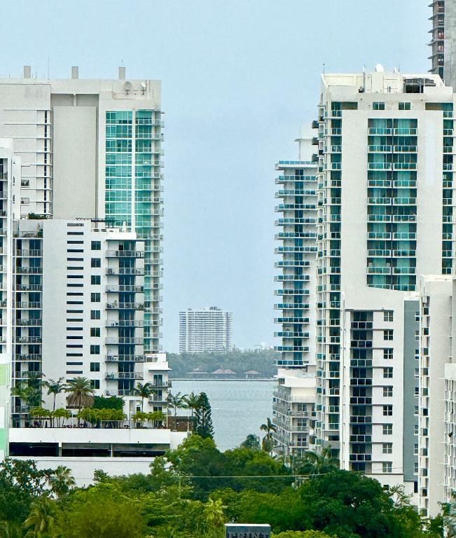 Nespecifikovaný výhled na destinaci Miami nebo výhled na město při pohledu z hotelu