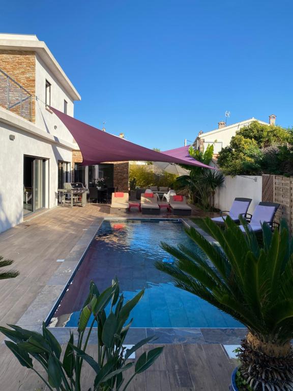 une piscine dans l'arrière-cour d'une maison dans l'établissement Kilono, à La Garde