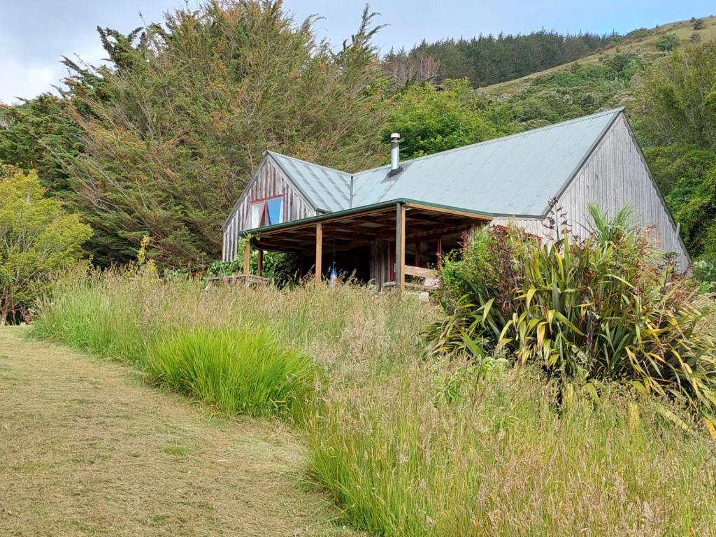 an old barn in the middle of a field at Okuti Retreat in Little River