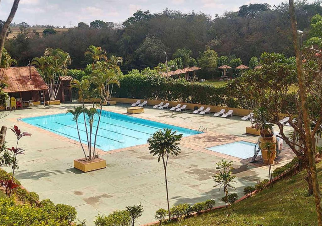 uma piscina com espreguiçadeiras num resort em Chalé Mississippi - Camping Carrion - ITU em Itu
