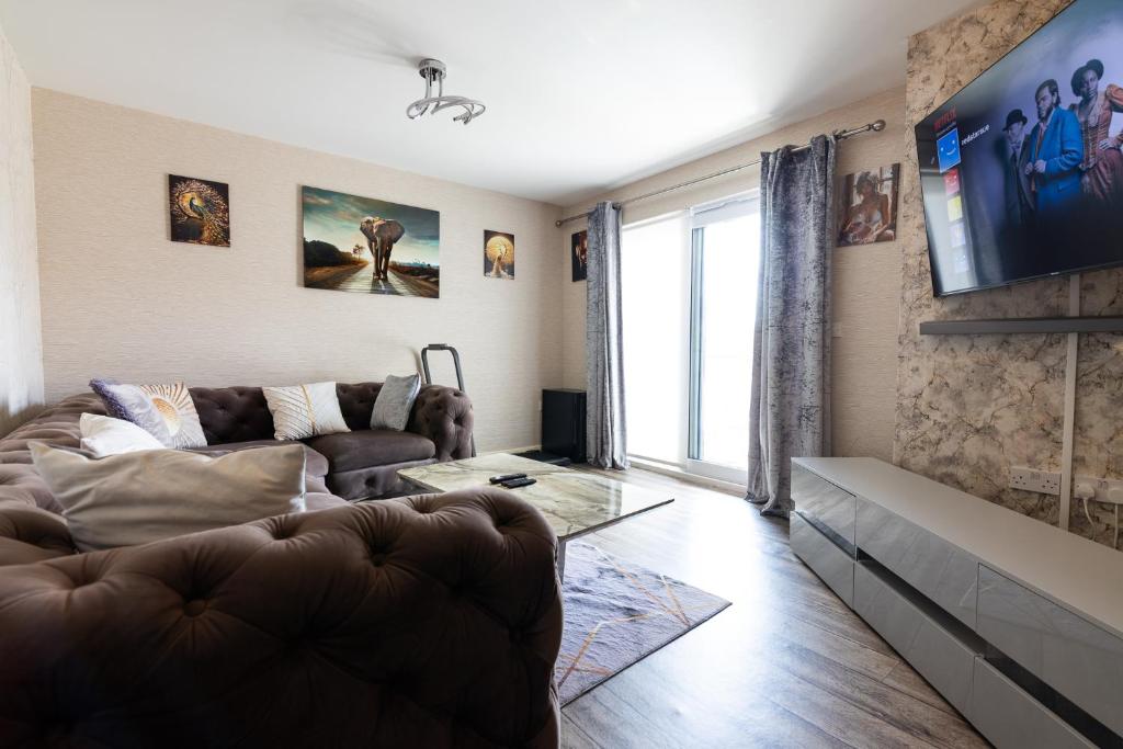 TV a/nebo společenská místnost v ubytování FIve Star Rated Condo