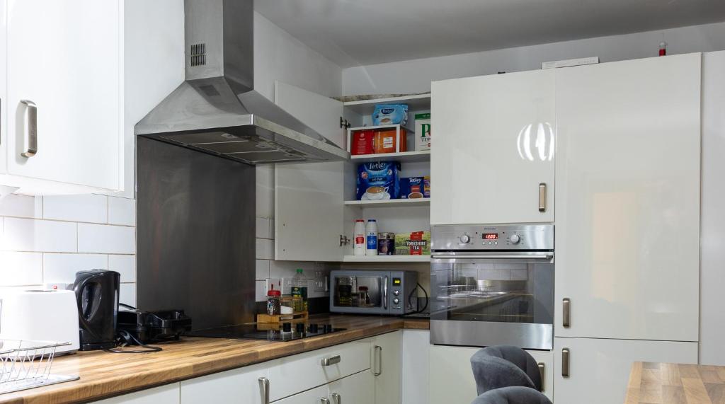 Kuchyň nebo kuchyňský kout v ubytování FIve Star Rated Condo