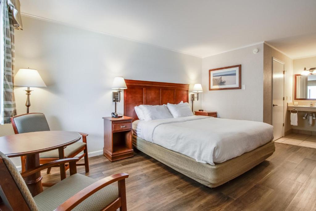 Postel nebo postele na pokoji v ubytování Oceanus Motel - Rehoboth Beach