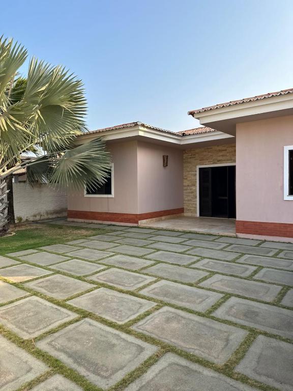 een huis met een palmboom ervoor bij SWEET HOME Águas Belas in Águas Belas