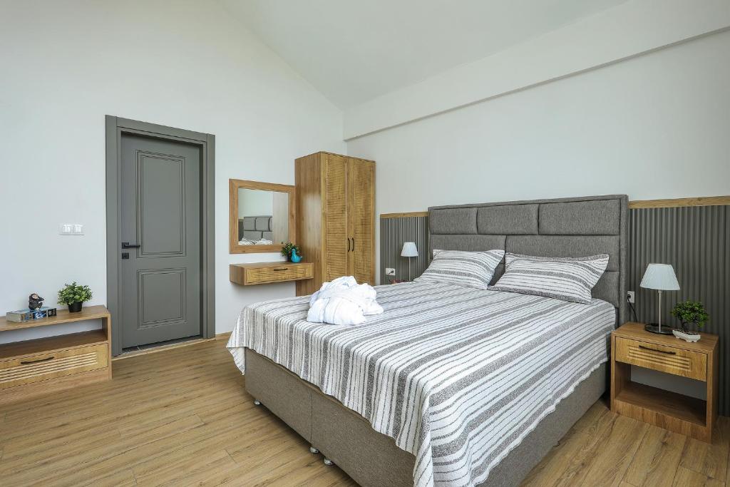 Un dormitorio con una cama grande con un animal de peluche blanco encima. en New Balturk Nature Villas, en Sapanca