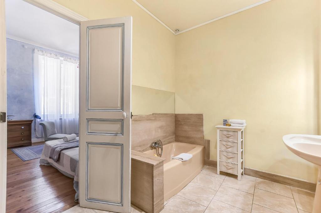 Les Bellevue Cité "3 Apartments, 1 with Garden & Private Parking, Aircon, WiFi, Free Public Car Park, 1 km from Cité" 7