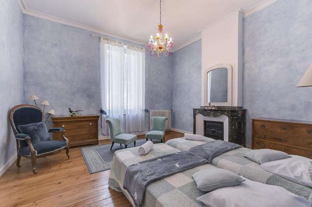Les Bellevue Cité "3 Apartments, 1 with Garden & Private Parking, Aircon, WiFi, Free Public Car Park, 1 km from Cité" 8
