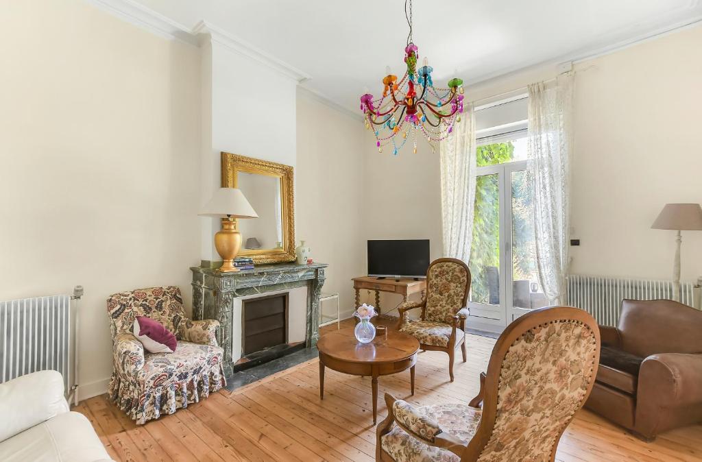 Les Bellevue Cité "3 Apartments, 1 with Garden & Private Parking, Aircon, WiFi, Free Public Car Park, 1 km from Cité" 3