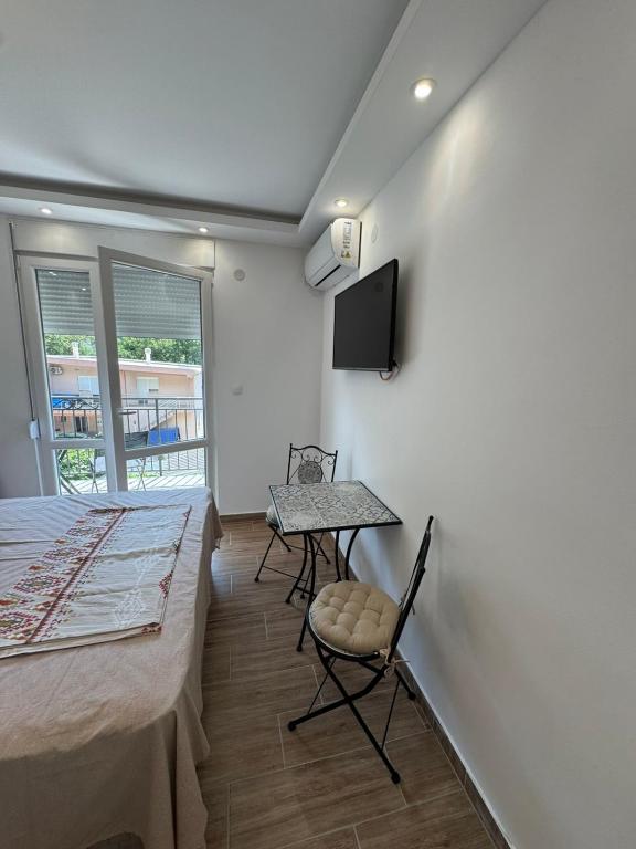 TV a/nebo společenská místnost v ubytování Spasic Apartments Sutomore
